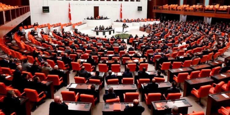 هل رفض نواب أردوغان سن قانون لحبس الباحثين؟