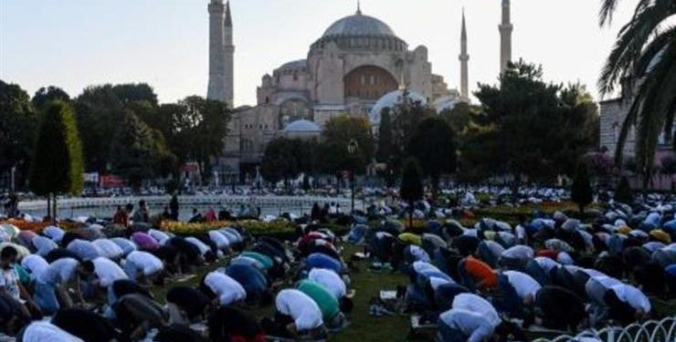 جامع “أيا صوفيا يحتضن الآلاف لأداء صلاة العيد
