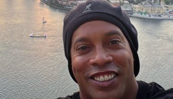 النجم البرازيلي “رونالدينو” يوثّق زيارته لمصر بصورة سيلفي مع نهر النيل