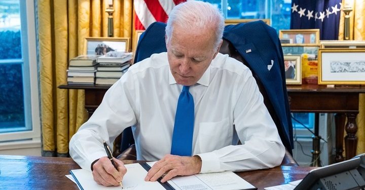 بايدن يوقع على صرف 40 مليار دولار مساعدة لصالح أوكرانيا