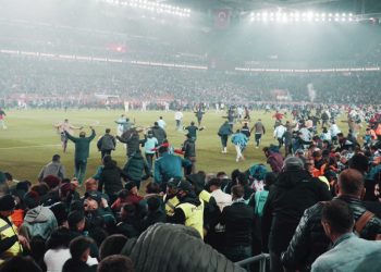 الجماهير تجتاح ملعب “طرابزون” التركية بعد فوزٍ تاريخي!