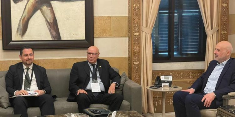 رئيس بعثة الجامعة العربية يلتقي  وزير الداخلية اللبناني 