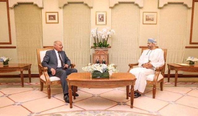 “أبو الغيط” يجري مباحثات مع مسؤولين في سلطنة عمان