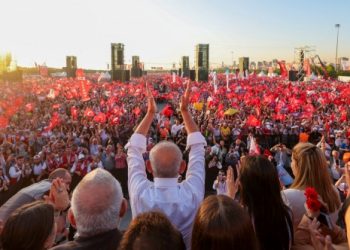 الآلاف يتظاهرون في إسطنبول احتجاجًا على سجن معارضة لأردوغان