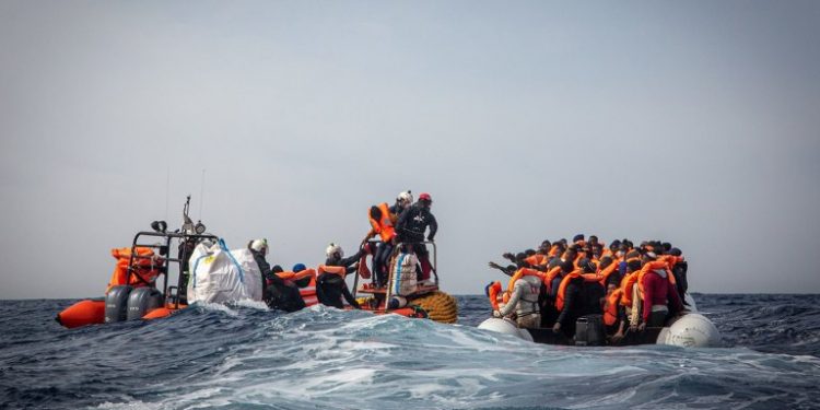 اليونان تعيد مهاجرين عبر البحر إلى تركيا مجددا