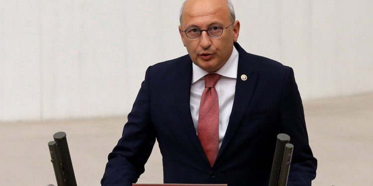 برلماني معارض يطالب بسحب قانون مراقبة “التواصل الاجتماعي” بشكل عاجل