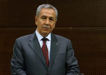 هل يوافق أردوغان على فصل مستشاره من الحزب الحاكم؟