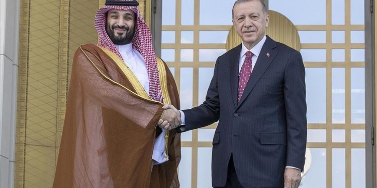 ولي العهد السعودي يصل بصحبة سلاح الفرسان وأردوغان يستقبله بمدخل المجمع الرئاسي