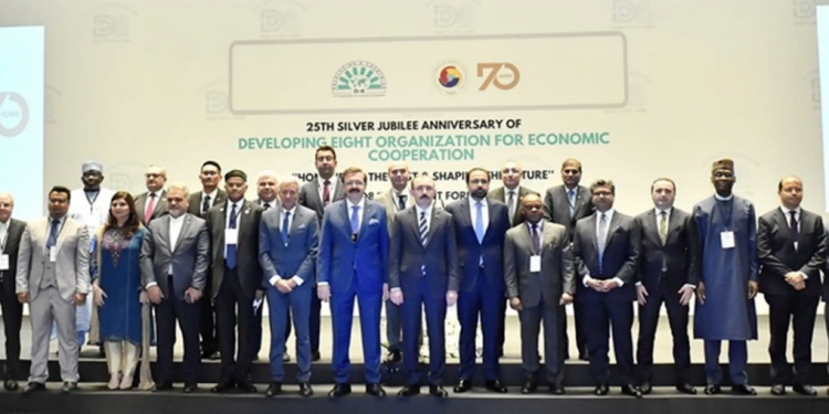 وزير التجارة التركي يدعو مجموعة الدول الثماني للاستثمار في بلاده