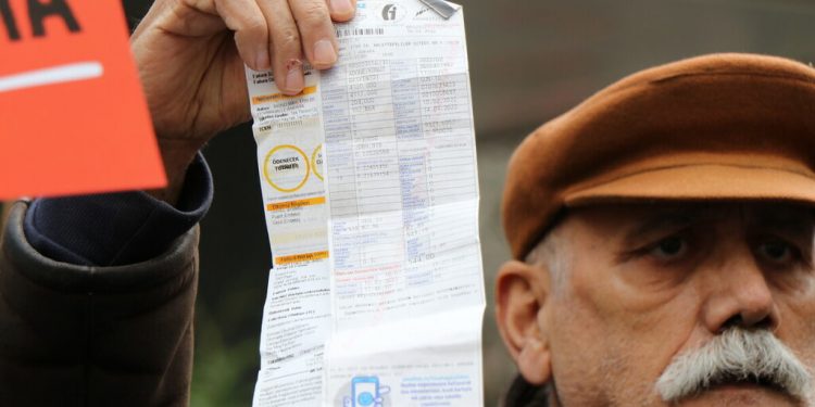 دخل 85٪ من الأتراك لا يغطي نفقاتهم