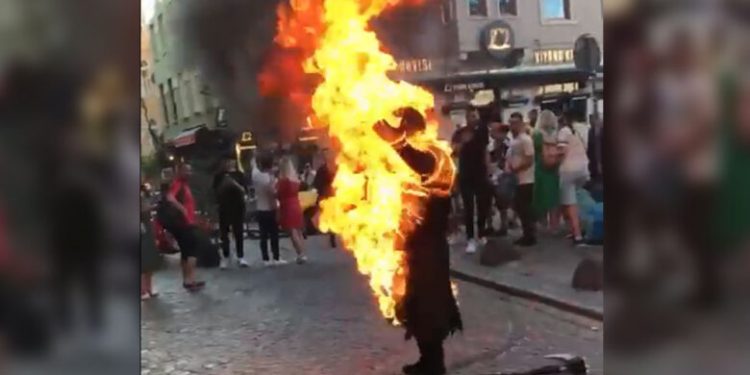 تركي يشعل النيران في جسده أمام برج جلطة في إسطنبول