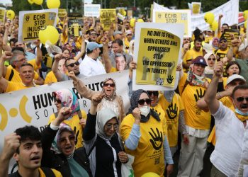 المفصولون تعسفيًا في تركيا يحتجون أمام المحكمة الأوروبية