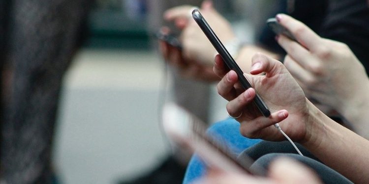 العلماء يحذرون: النظر إلى الهاتف يقصر متوسط ​​العمر المتوقع