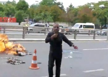 مواطن تركي يضع السكين على رقبته أمام البرلمان