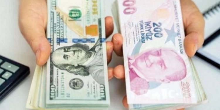 الدولار في تركيا يتخطى 17 ليرة