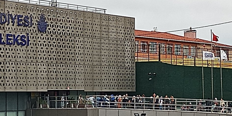 تركيا.. سكان حي في إسطنبول يصطفون للاستحمام بمرفق عمومي