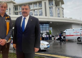 وزير الصحة التركي يلتقي سائق سيارة إسعاف