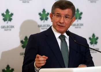 داود أوغلو لأردوغان: تحلَّ بالأدب