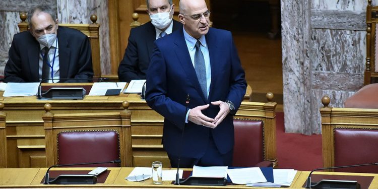 وزير خارجية اليونان يشتكي من “عدوانية” تركيا