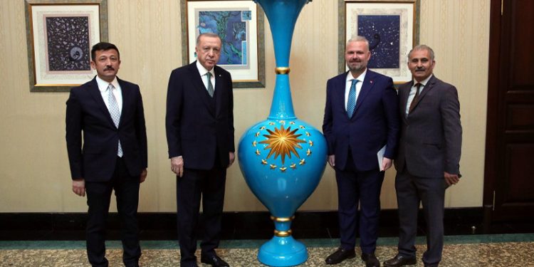 أردوغان يريد إهداء 50 مزهرية ضخمة لرؤساء العالم!