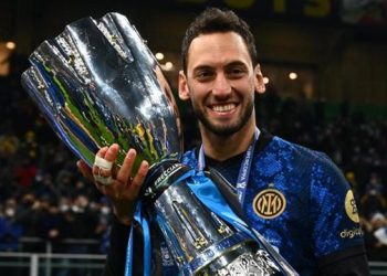 هل ينتقل التركي تشالهان أوغلو إلى مانشستر يونايتد؟