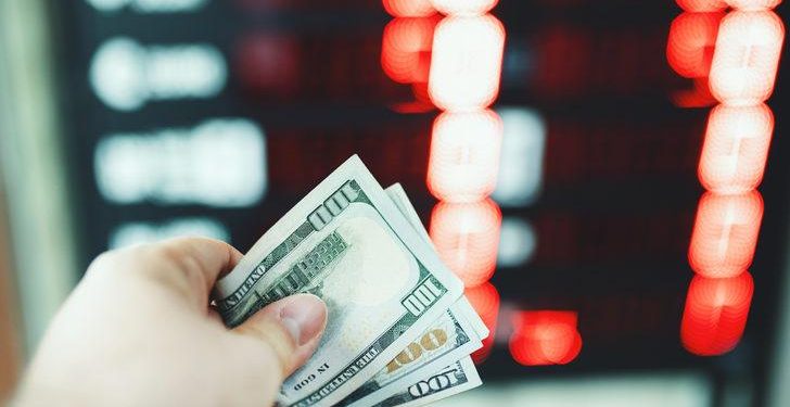 الدولار واليورو يرتفعان أمام الليرة بمستهل تعاملات الأسبوع