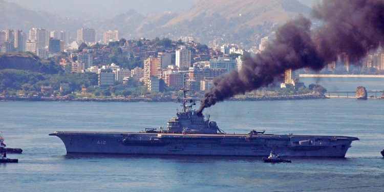 تركيا تريد تفكيك سفينة حربية برازيلية.. وتحذيرات من خطر داهم