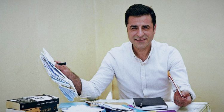 تركيا: المحكمة الدستورية تقضي بانتهاك حقوق زعيم كردي معتقل