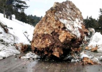 صخور عملاقة تقع على طابور من الشاحنات في شمال تركيا