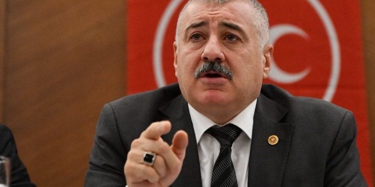 صحفي تركي يثبت تورط قيادي بحزب الحركة القومية في “الدعارة”