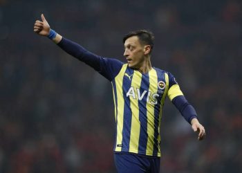 النجم الألماني “مسعود أوزيل” يغادر “فناربهجة” رسميًّا