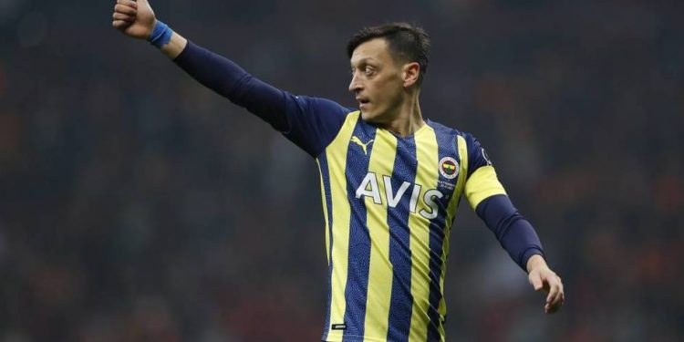 النجم الألماني “مسعود أوزيل” يغادر “فناربهجة” رسميًّا