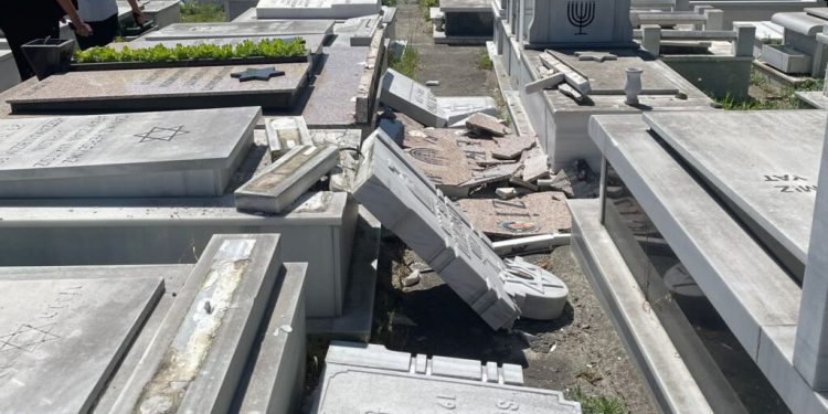 تخريب مقبرة يهودية في تركيا