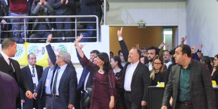 اعتقال 4 أشخاص في مؤتمر لحزب الشعوب الديمقراطي