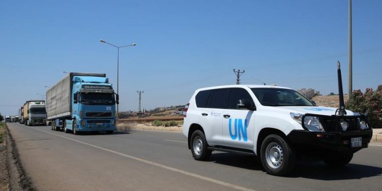 دخول 44 شاحنة مساعدات أممية من معبر “باب الهوى” التركي إلى “إدلب” السورية