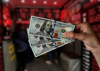 تركيا.. الدولار يتجاوز 17 ليرة من جديد