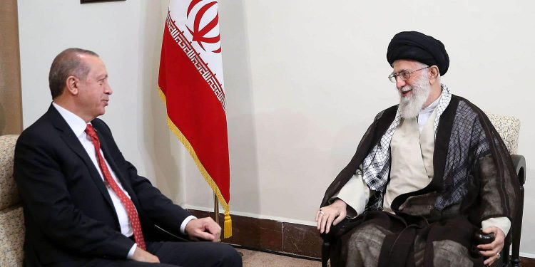 خامنئي يبلغ أردوغان رفضه العملية العسكرية في سوريا