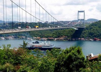 تركيا.. اعتقال شاب قام بخلع ملابسه وحاول اغتصاب شابة على أحد جسور “إسطنبول”