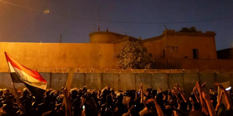 على خلفية أحداث “دهوك”.. محتجون عراقيون يحاولون اقتحام القنصلية التركية في “بغداد”