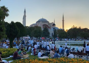 أداء صلاة عيد الأضحى في رحاب مسجد “آيا صوفيا” بحضور آلاف المصلين