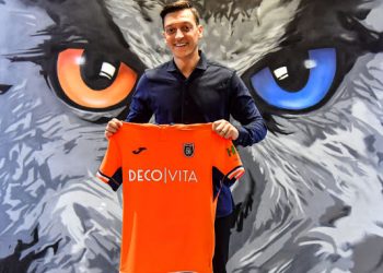 مسعود أوزيل يتعاقد رسميًّا مع نادي جديد