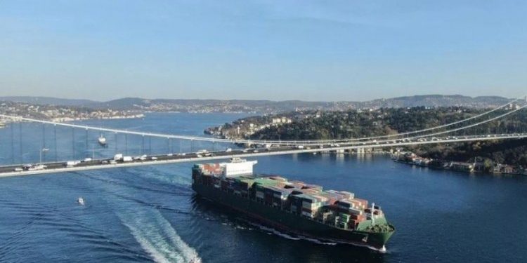 تركيا ترفع رسوم عبور المضائق 5 أضعاف