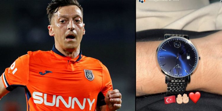 مسعود أوزيل يحصل على ساعة يد تحمل توقيع أردوغان