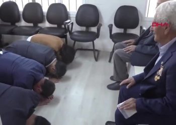 وفد من كوريا الجنوبية يقدم التحية لجنديين سابقين في تركيا