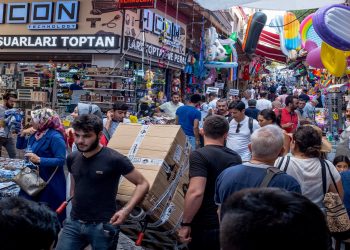 كاتب تركي: عدد اللاجئين في تركيا يزداد أسرع من التضخم