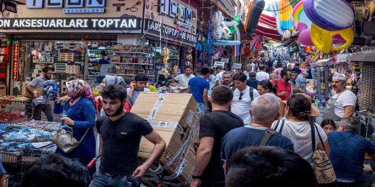 كاتب تركي: عدد اللاجئين في تركيا يزداد أسرع من التضخم