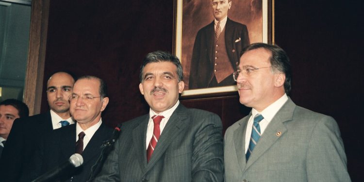 أحد مؤسسي “العدالة والتنمية”: أردوغان والحزب في حالة إرهاق