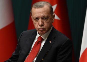 صحفي تركي: الحكومة ليس عليها مساعدة الفقراء بل على الأغنياء فعل ذلك