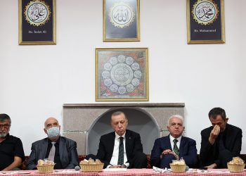 أردوغان يشارك في حفل إفطار مع العلويين
