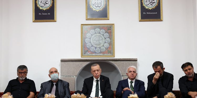 أردوغان يشارك في حفل إفطار مع العلويين